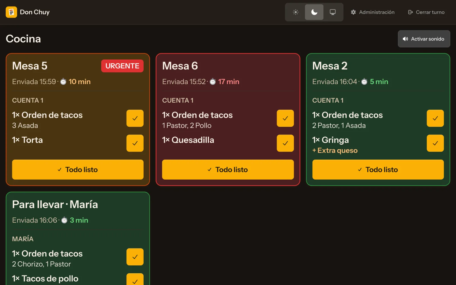 Pantalla de cocina en una tablet: comandas por mesa con el tiempo de espera en verde, amarillo y rojo, y una marcada como urgente.